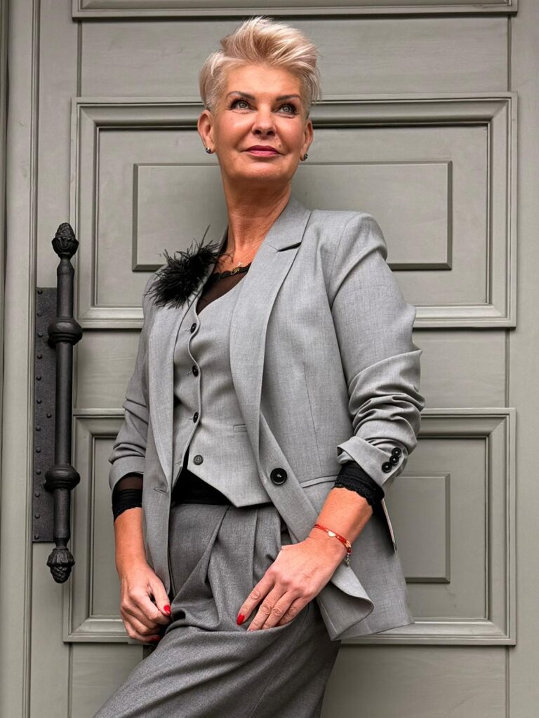 szary garnitur Małgorzata Osuch